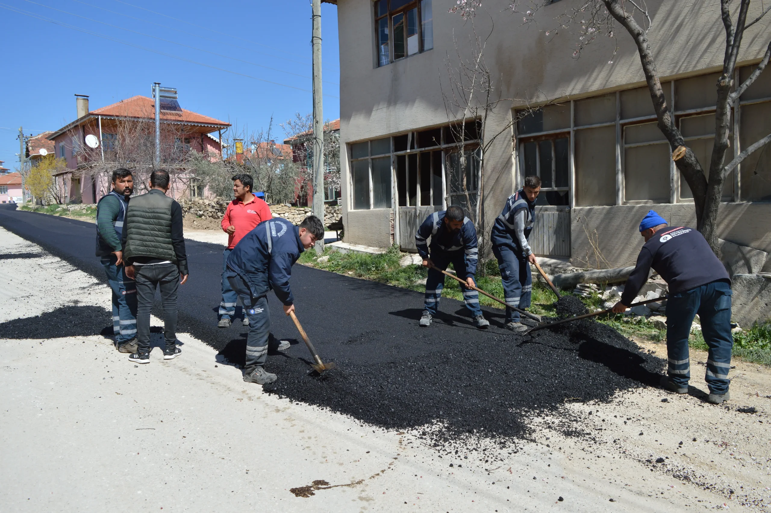 Korkuteli Yelten Mahallesi yoluna sıcak asfalt