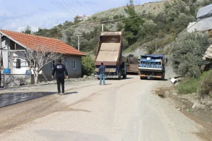 Kumluca Ortakoyde deforme olan yollar asfaltlaniyor 1 min - Mega TV
