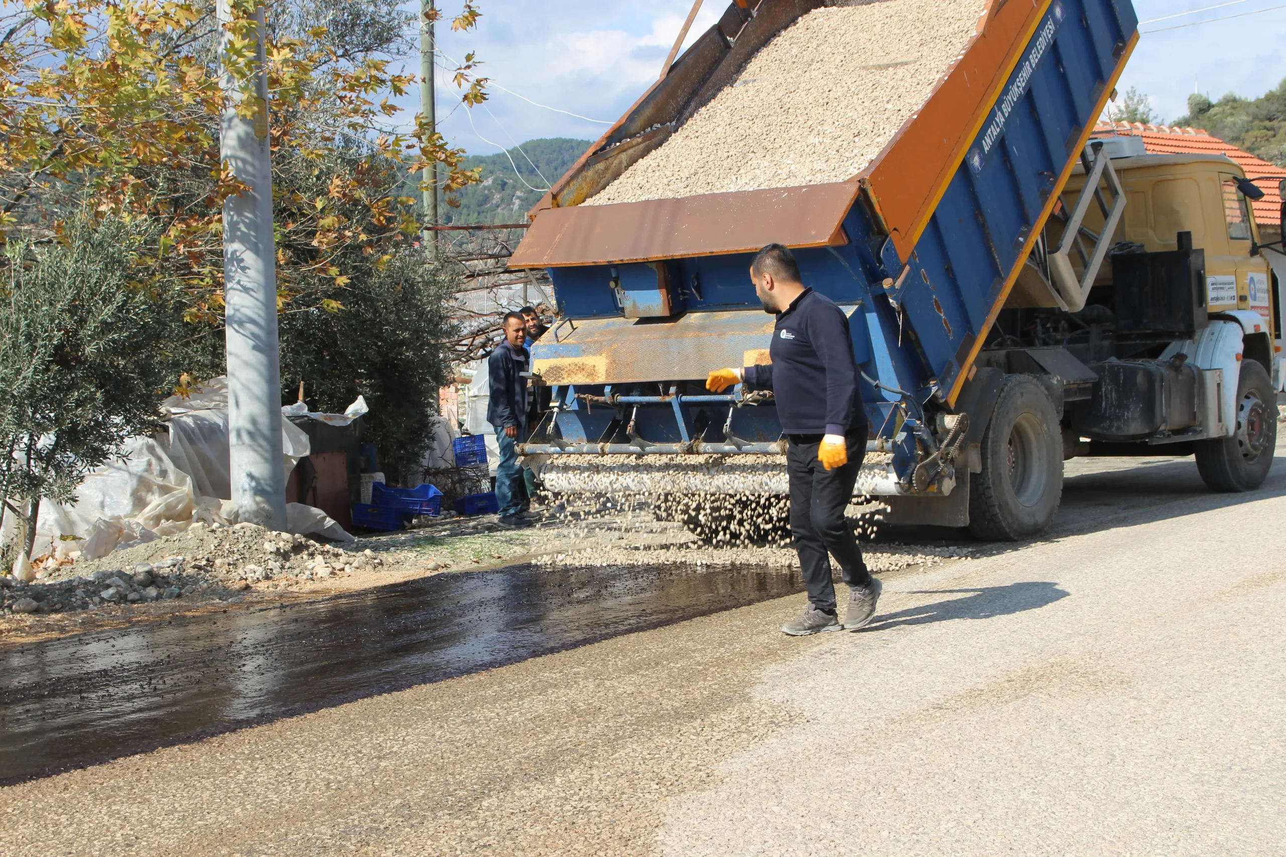 Kumluca Ortaköy Yolları Asfaltlanıyor: Heyelan Sonrası Deformasyonlar Gideriliyor