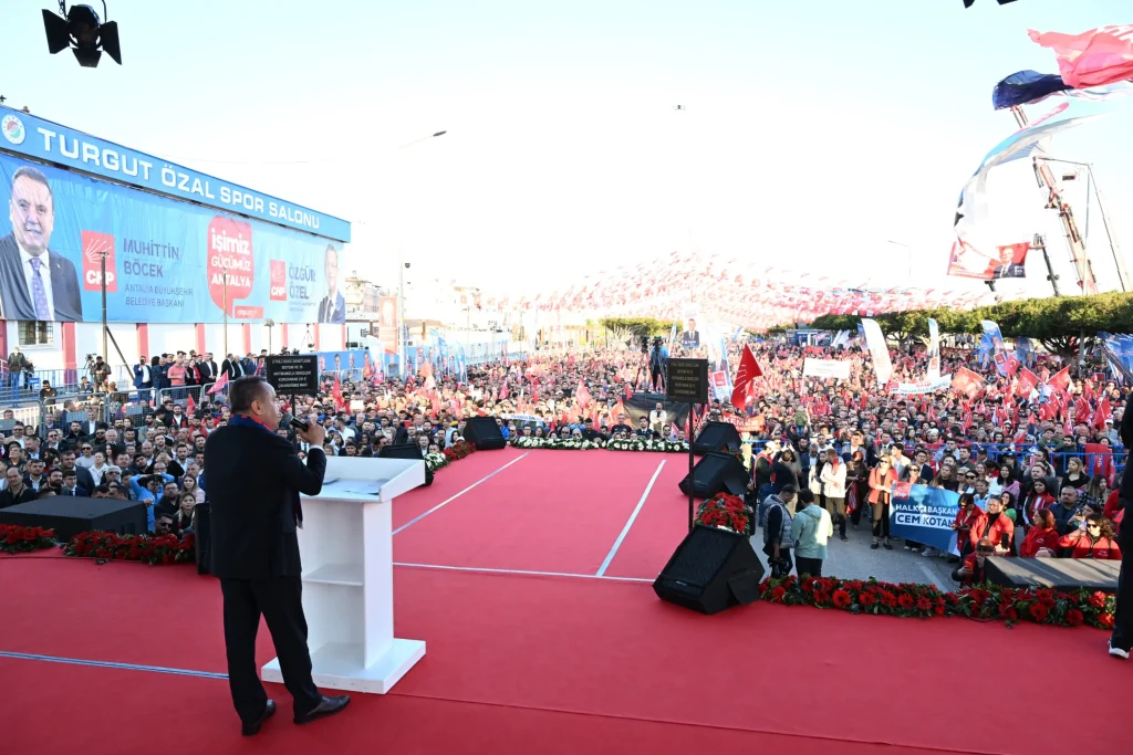 Özgür Özel’den Başkan Böcek’e övgüler - Mega TV Ozgur Ozel Antalya Bulusmasi miting 5 1 - Mega TV