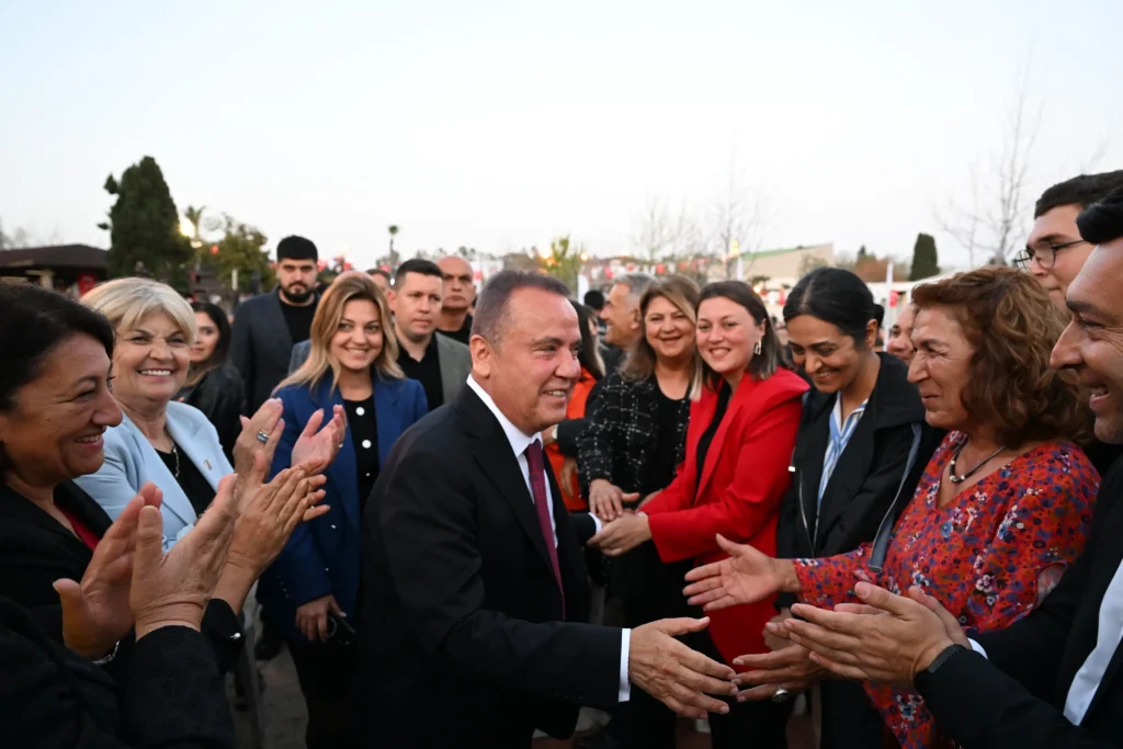 Muhittin Böcek, Büyükşehir Belediyesi personeliyle buluştu - Mega TV Personel Iftar Yemegi 15 - Mega TV