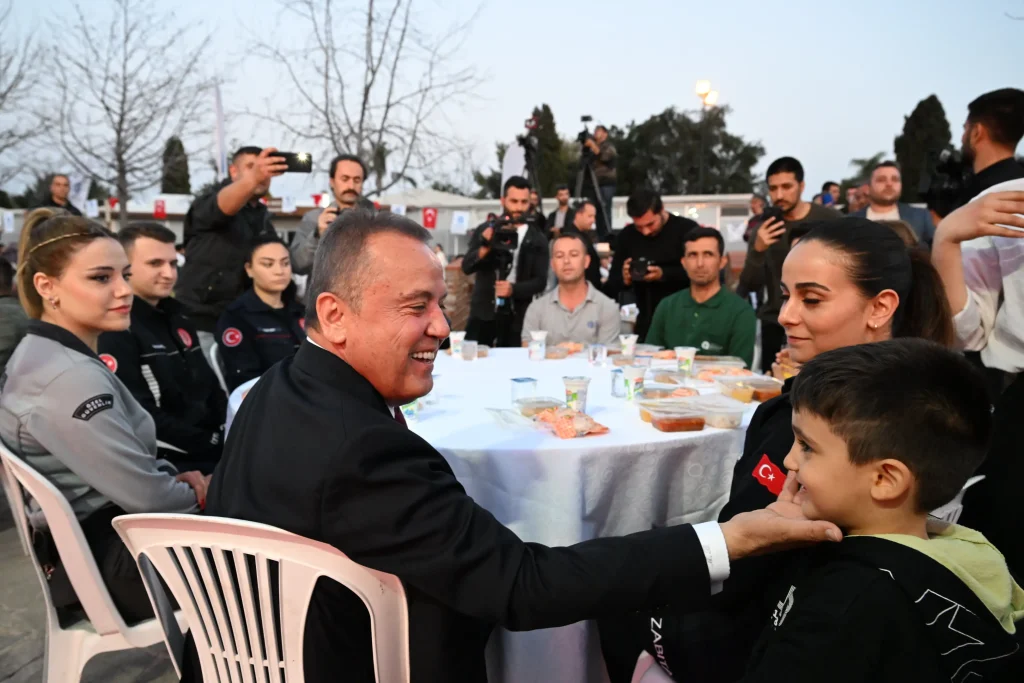 Muhittin Böcek, Büyükşehir Belediyesi personeliyle buluştu - Mega TV Personel Iftar Yemegi 16 - Mega TV