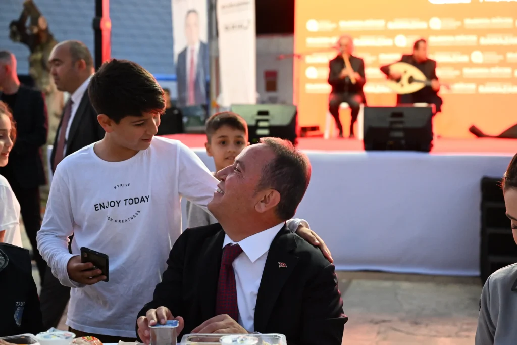 Muhittin Böcek, Büyükşehir Belediyesi personeliyle buluştu - Mega TV Personel Iftar Yemegi 19 - Mega TV