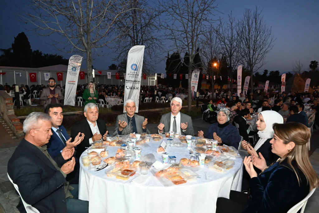 Muhittin Böcek, Büyükşehir Belediyesi personeliyle buluştu - Mega TV Personel Iftar Yemegi 21 - Mega TV
