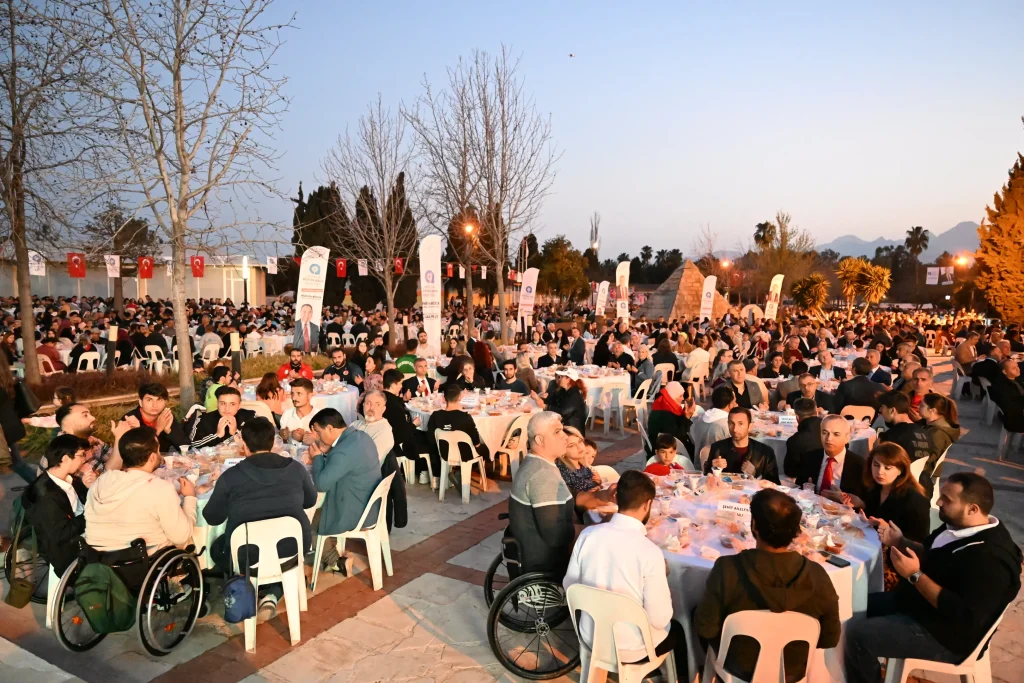 Muhittin Böcek, Büyükşehir Belediyesi personeliyle buluştu - Mega TV Personel Iftar Yemegi 22 - Mega TV