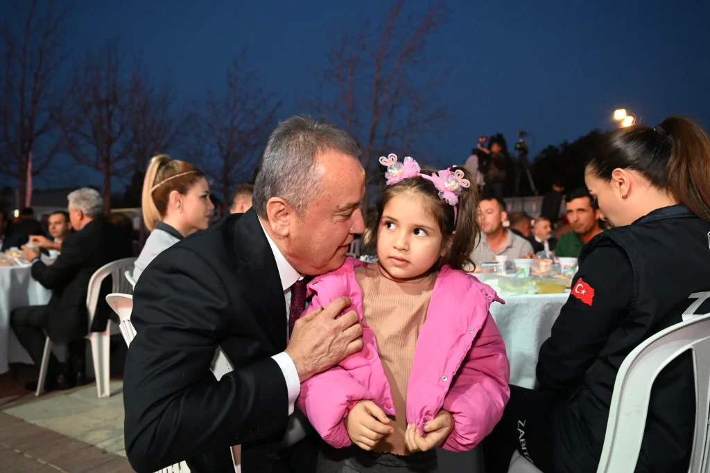 Muhittin Böcek, Büyükşehir Belediyesi personeliyle buluştu - Mega TV Personel Iftar Yemegi 24 - Mega TV