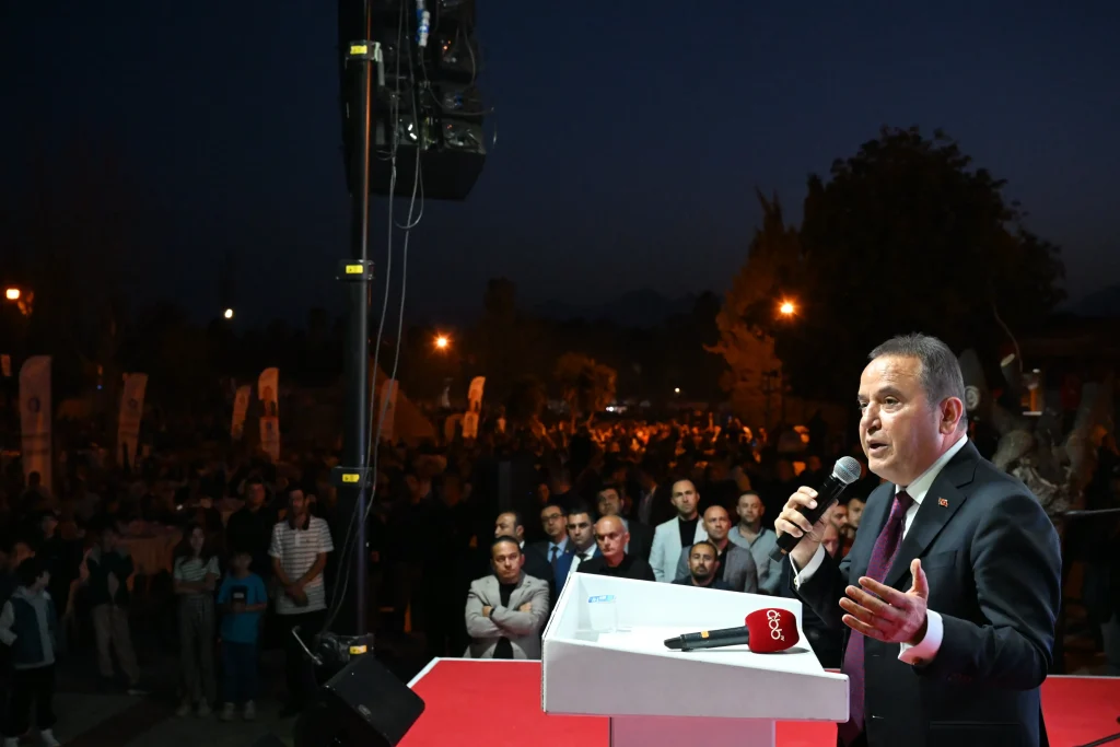 Muhittin Böcek, Büyükşehir Belediyesi personeliyle buluştu - Mega TV Personel Iftar Yemegi 25 - Mega TV