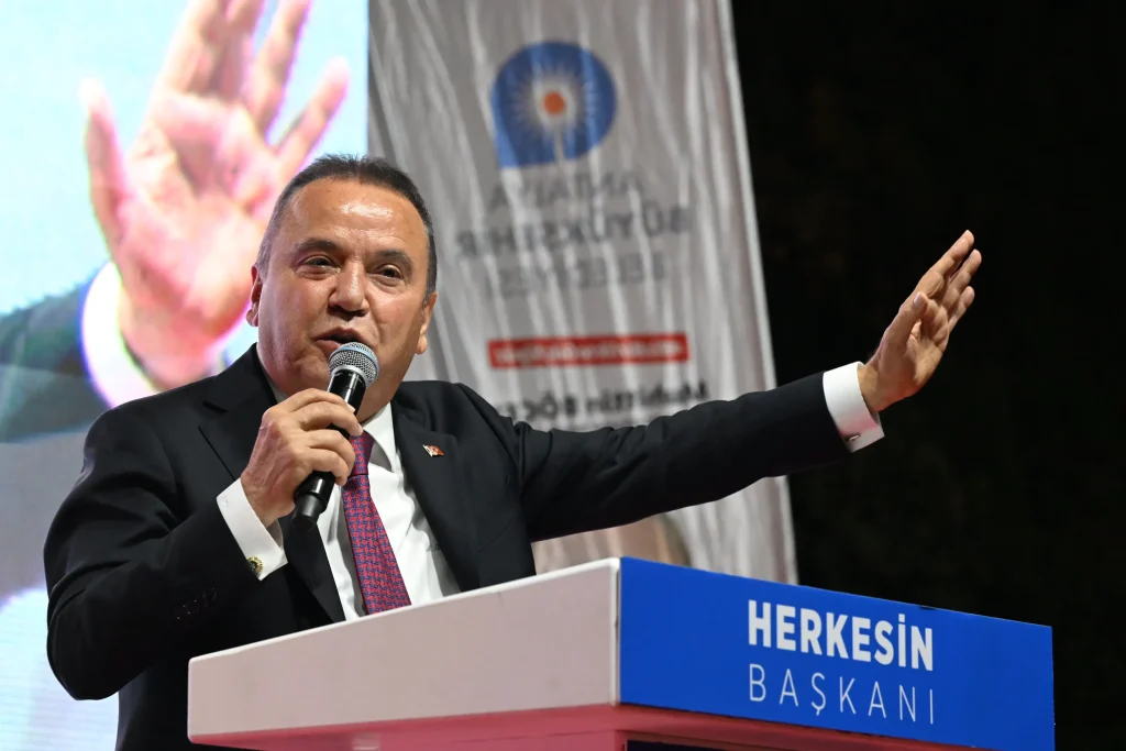 Muhittin Böcek, Büyükşehir Belediyesi personeliyle buluştu - Mega TV Personel Iftar Yemegi 27 - Mega TV