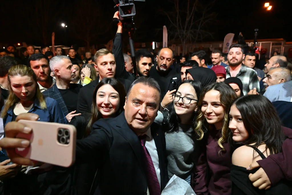 Muhittin Böcek, Büyükşehir Belediyesi personeliyle buluştu - Mega TV Personel Iftar Yemegi 29 - Mega TV