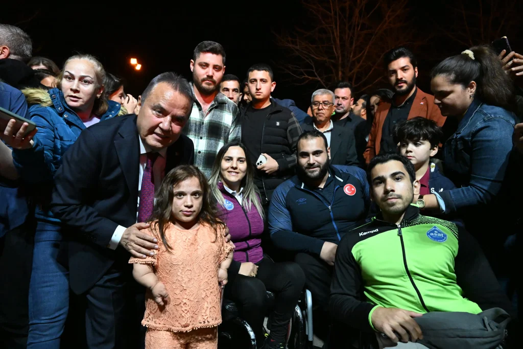 Muhittin Böcek, Büyükşehir Belediyesi personeliyle buluştu - Mega TV Personel Iftar Yemegi 30 - Mega TV