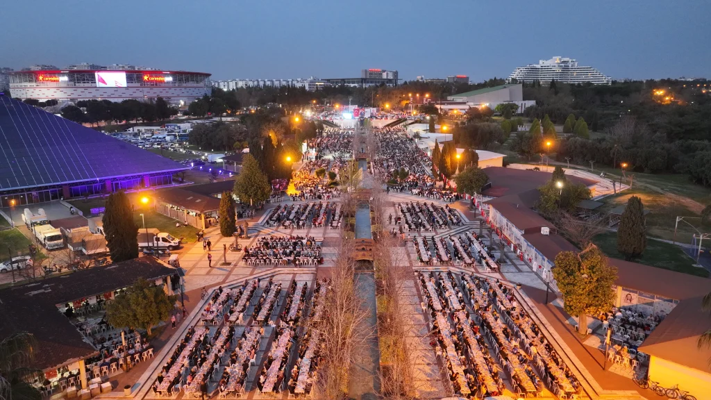 Muhittin Böcek, Büyükşehir Belediyesi personeliyle buluştu - Mega TV Personel Iftar Yemegi 33 - Mega TV