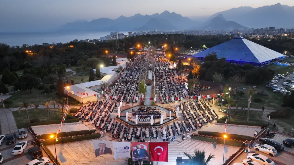 Muhittin Böcek, Büyükşehir Belediyesi personeliyle buluştu - Mega TV Personel Iftar Yemegi 34 - Mega TV