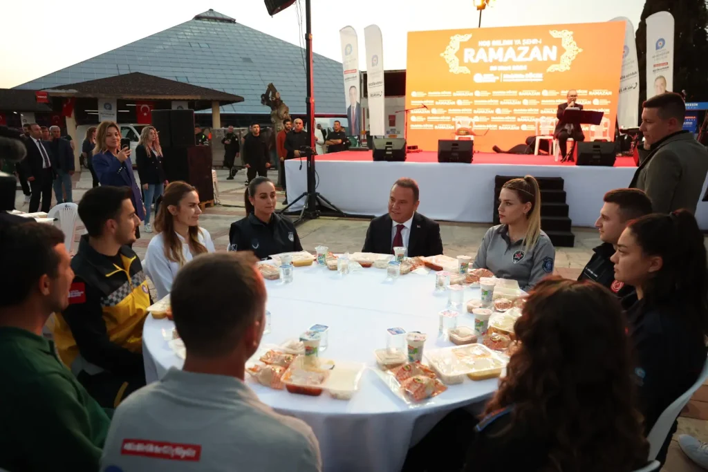 Muhittin Böcek, Büyükşehir Belediyesi personeliyle buluştu - Mega TV Personel Iftar Yemegi 6 - Mega TV