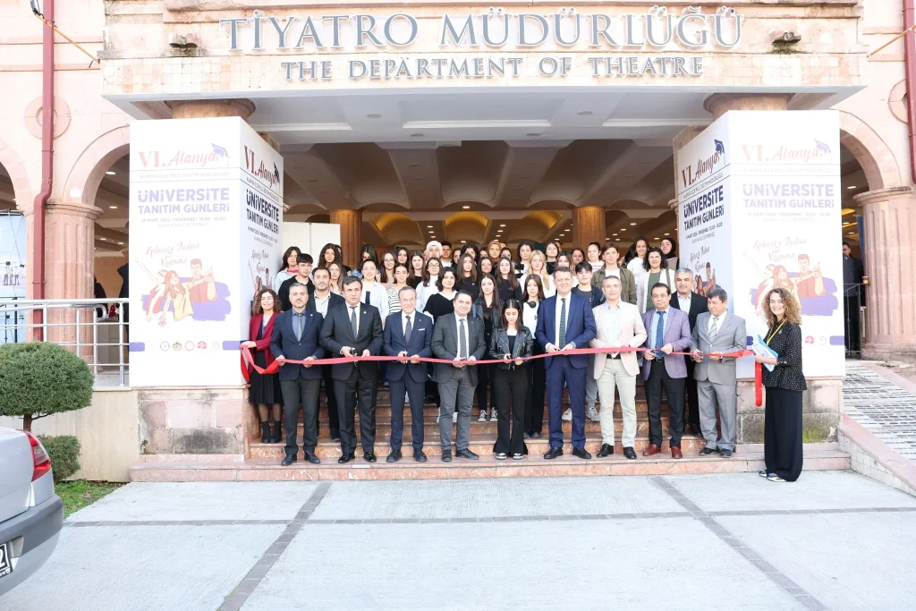 Alanya'da Gençler Üniversite Tanıtım Günlerinde Buluştu - Mega TV REKTOR TURKDOGAN UNIVERSITE TERCIHINDE GENCLERE YOL GOSTERDI 1 - Mega TV