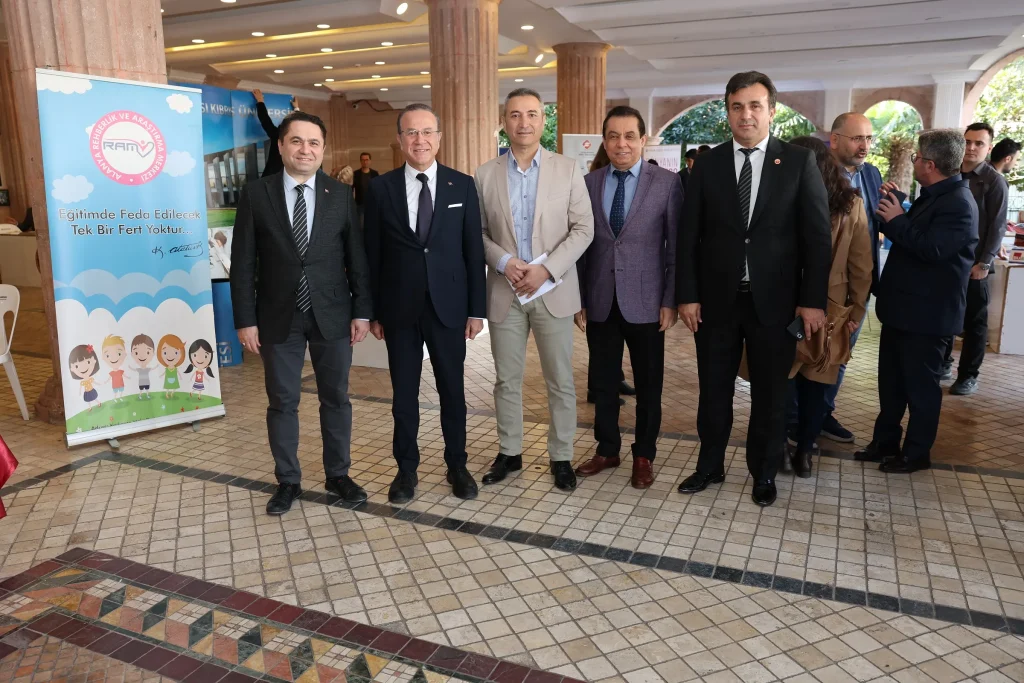 REKTOR TURKDOGAN UNIVERSITE TERCIHINDE GENCLERE YOL GOSTERDI 12 - Mega TV