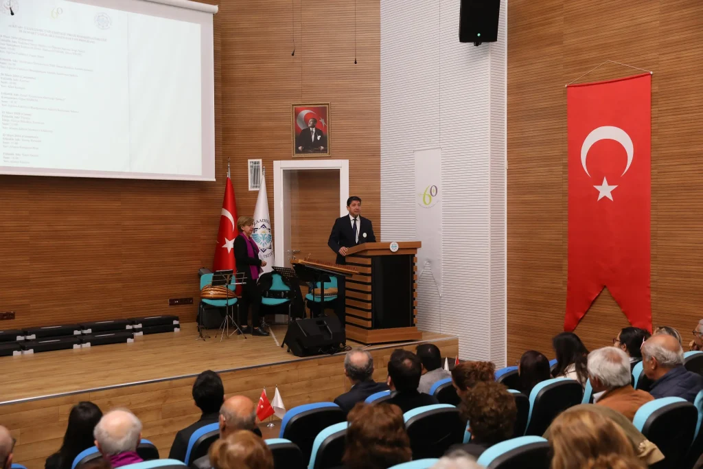 Tazelenme Üniversitesi Öğrencilerinden sergi ve koro etkinliği - Mega TV TAZELENME UNIVERSITESI OGRENCILERINDEN SERGI VE KORO ETKINLIGI 4 1 - Mega TV