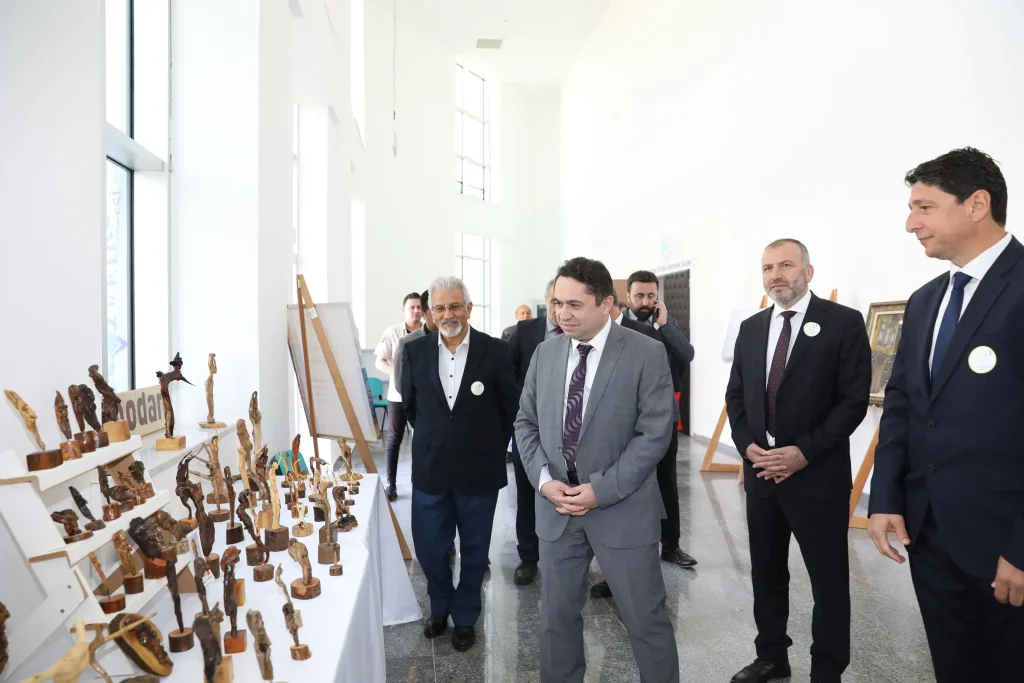 TAZELENME UNIVERSITESI OGRENCILERINDEN SERGI VE KORO ETKINLIGI 6 - Mega TV