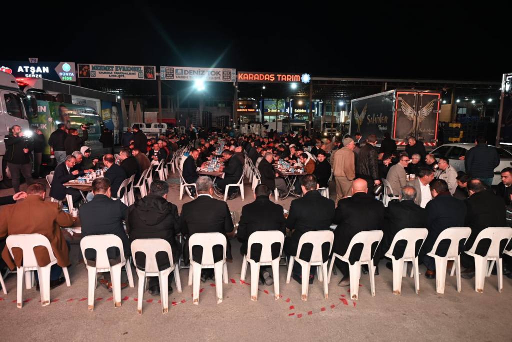 Tütüncü, Antalya hal esnafıyla sahur yaptı - Mega TV Tutuncu Antalya hal esnafiyla sahur yapti 2 - Mega TV