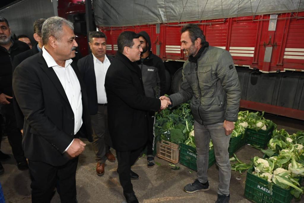 Tütüncü, Antalya hal esnafıyla sahur yaptı - Mega TV Tutuncu Antalya hal esnafiyla sahur yapti 6 - Mega TV