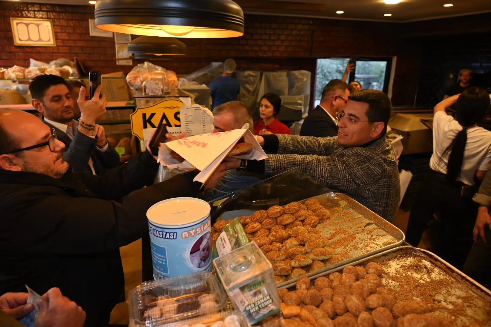 Hakan Tütüncü, Döşemealtı’nda İlçe Sakinleriyle Buluştu ve Ramazan İftarı Gerçekleştirdi