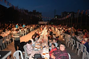 Hakan Tütüncü, Döşemealtı'nda İlçe Sakinleriyle Buluştu ve Ramazan İftarı Gerçekleştirdi - Mega TV iftar