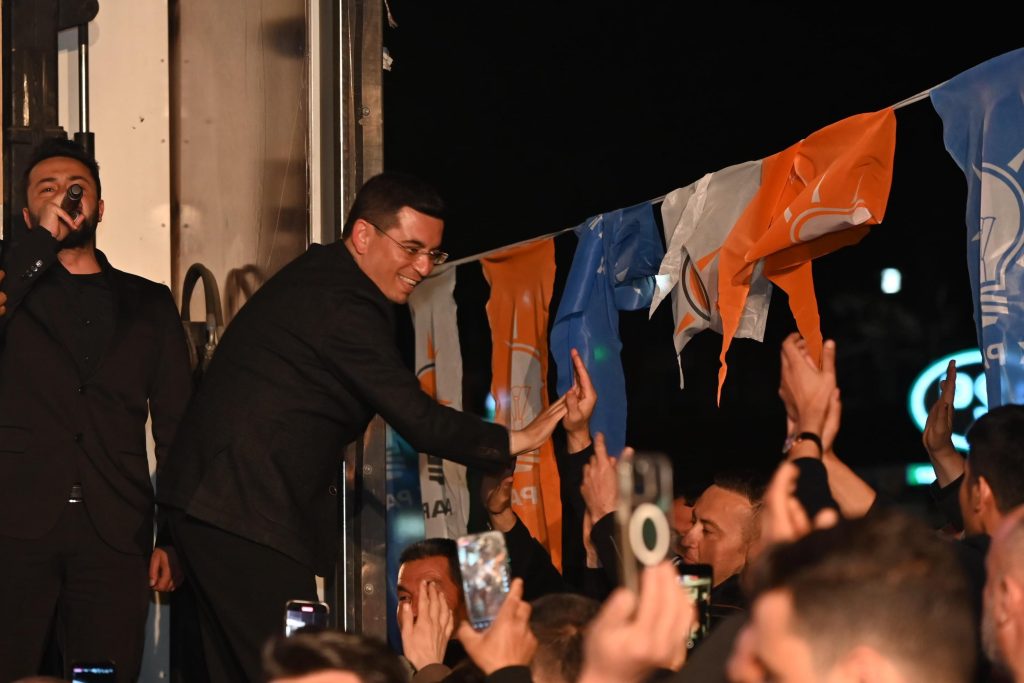 Tutuncu Musluklardan icilebilir su akmali sen ASATin baskanisin 5 - Mega TV