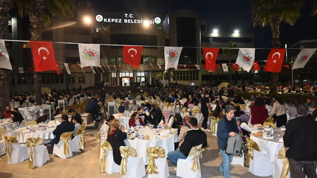 Tütüncü’den Kepez Belediyesi çalışanlarına veda iftar - Mega TV Tutuncuden Kepez Belediyesi calisanlarina veda iftari 5 - Mega TV