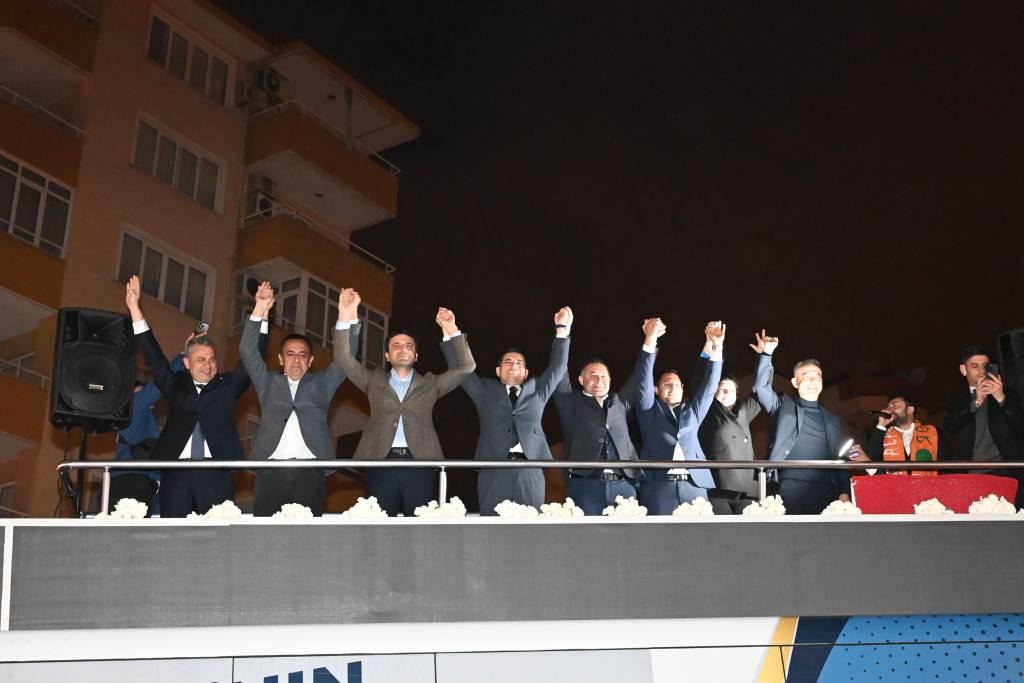 Tütüncü’nün Alanya ziyareti mitinge dönüştü - Mega TV Tutuncunun Alanya secim ofisi ziyareti mitinge donustu 6 - Mega TV