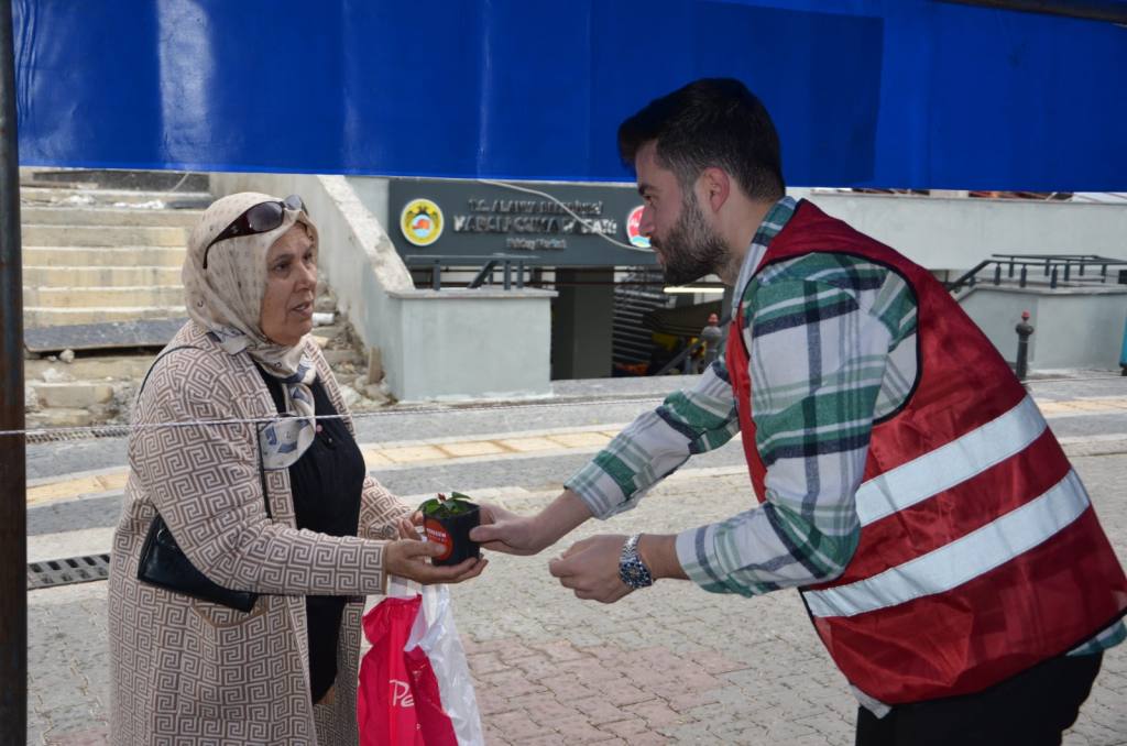 Böcek, kadınlar gününü aşk çiçeği ile kutladı - Mega TV WhatsApp Image 2024 03 08 at 13.02.13 1 - Mega TV