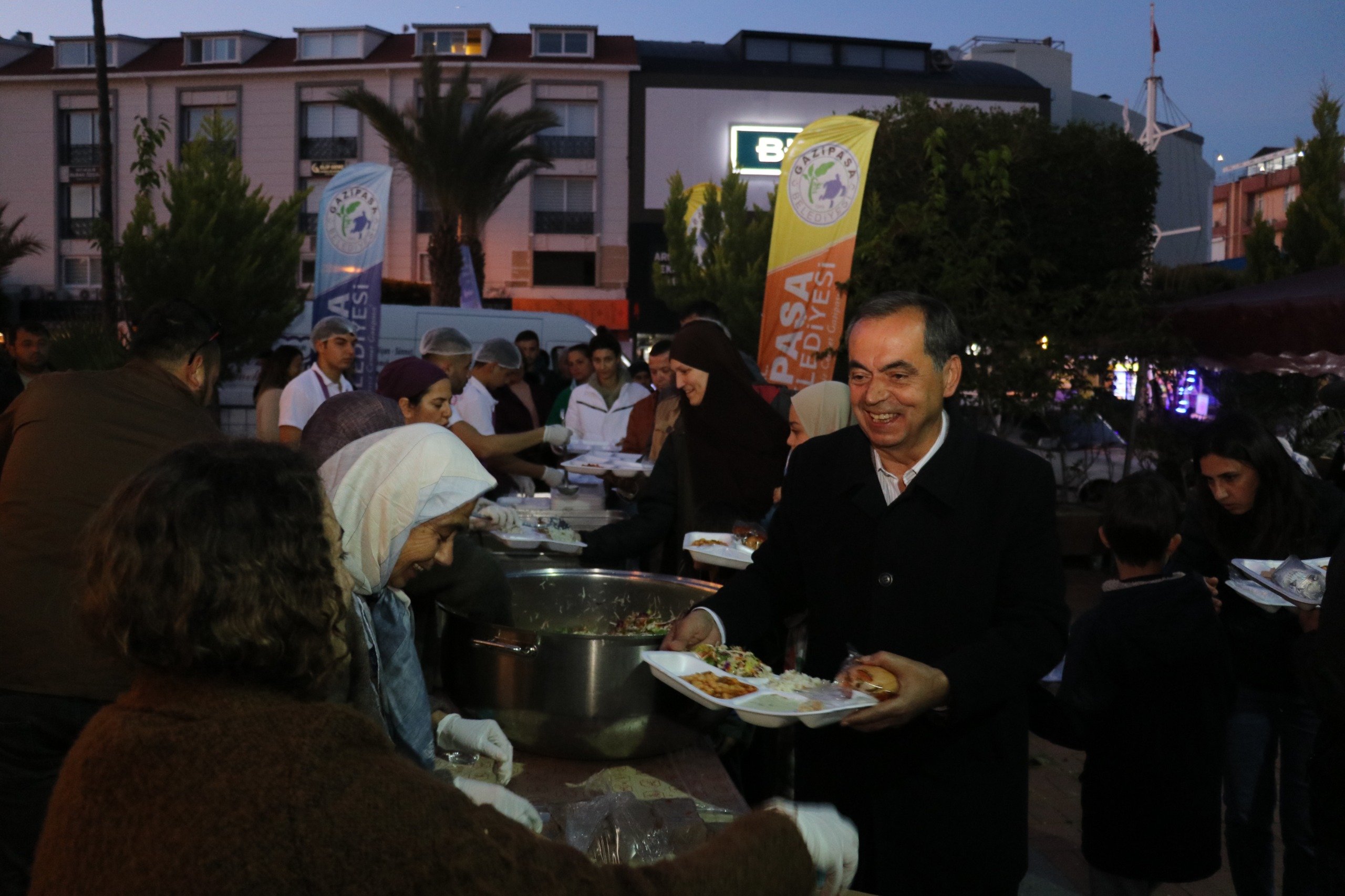 Gazipaşa Belediyesi ilk iftar sofrasını kurdu