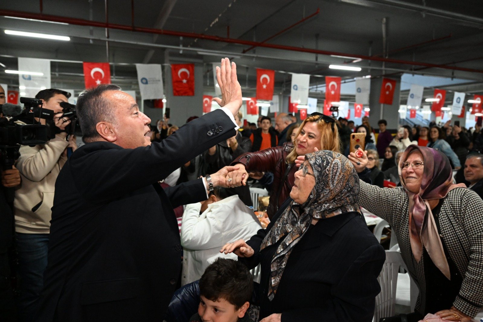 Başkan Böcek Alanya’da coşkuyla karşılandı