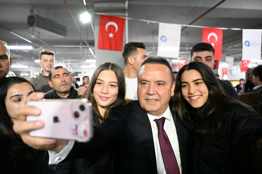 Başkan Böcek Alanya'da coşkuyla karşılandı - Mega TV WhatsApp Image 2024 03 18 at 12.08.22 - Mega TV