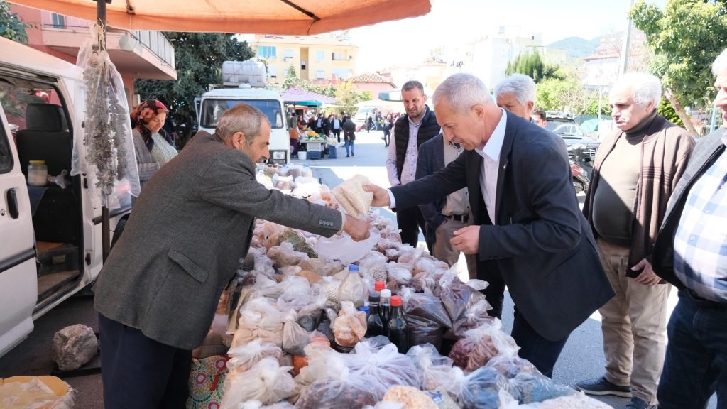 Pazar esnafından Özçelik’e: “Memleketin adamı hoş geldin” - Mega TV WhatsApp Image 2024 03 24 at 17.32.11 1 - Mega TV
