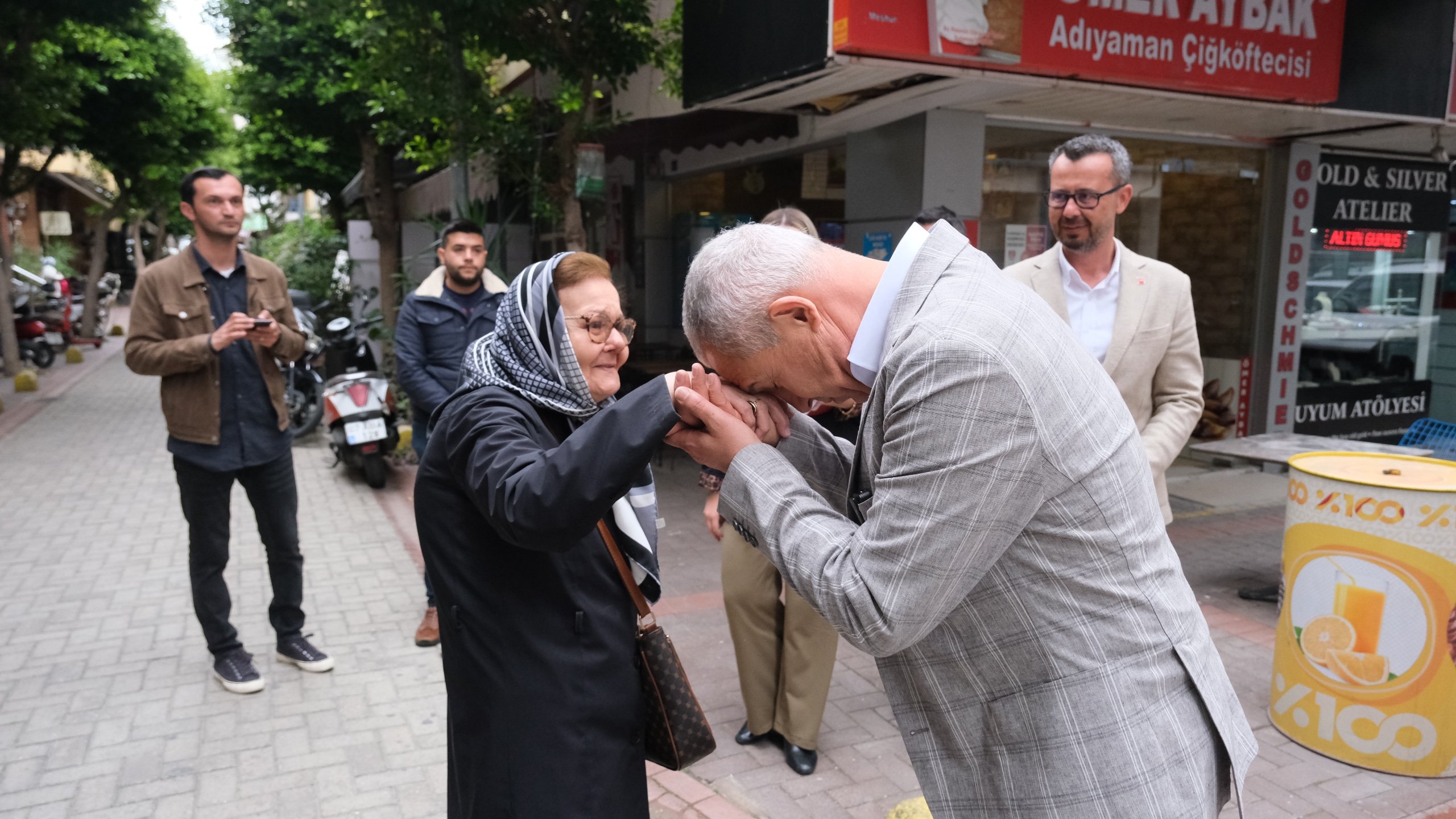 Özçelik: Halkımız yaka silkiyor