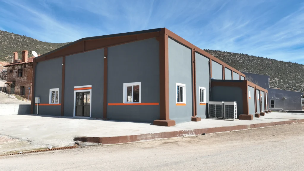 Büyükşehir’den Elmalı Yuva’ya çok amaçlı salon - Mega TV Yuva spor salonu 2 - Mega TV