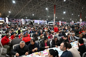 Başkan Böcek, Altınova’da Ramazan Ayı’nın İlk İftarını Gerçekleştirdi - Mega TV Altınova