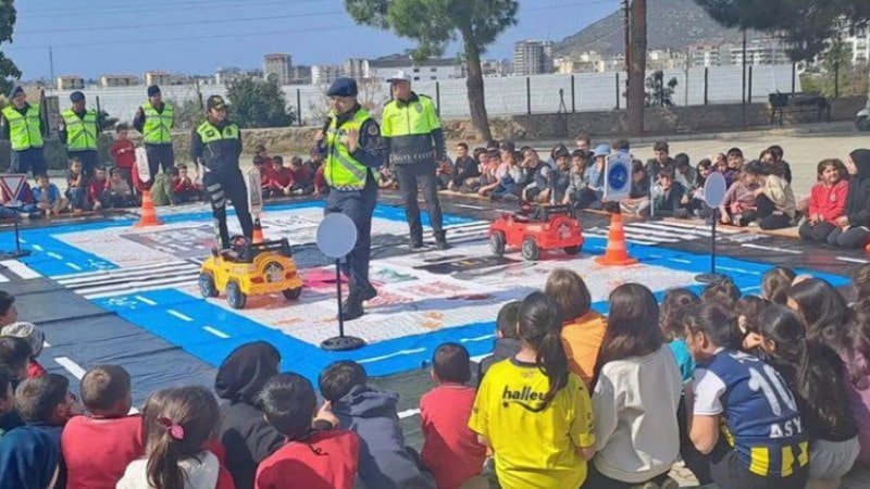 Gazipaşa’da öğrencilere trafik eğitimi - Mega TV trafi̇k-1709281542-min (1)