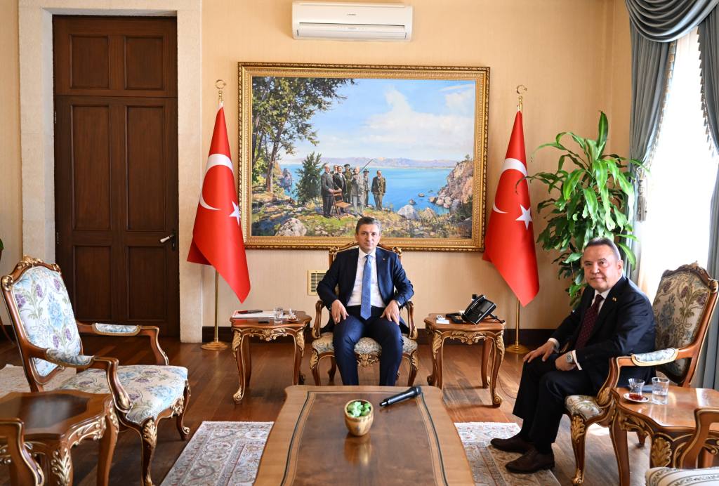 Böcek’in İlk Protokol Ziyareti Şahin’e - Mega TV BASKAN BOCEK VALI ZIYARETI 1 - Mega TV