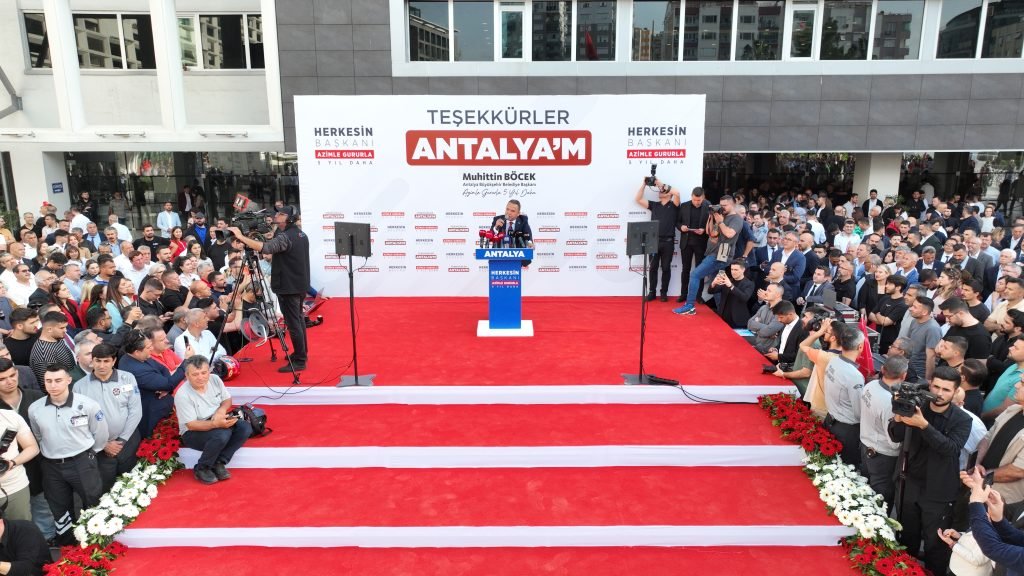 2. Muhittin Böcek dönemi başladı - Mega TV Baskan Bocek gorevine basladi 1 - Mega TV