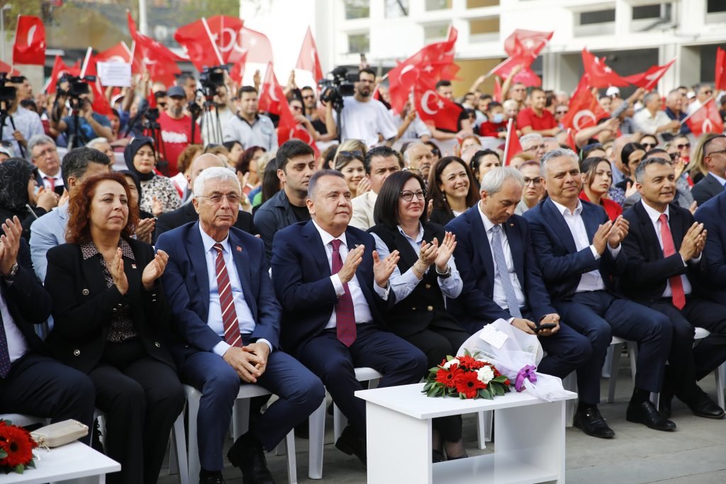 2. Muhittin Böcek dönemi başladı - Mega TV Baskan Bocek gorevine basladi 21 - Mega TV