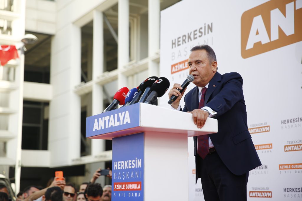 2. Muhittin Böcek dönemi başladı - Mega TV Baskan Bocek gorevine basladi 22 - Mega TV