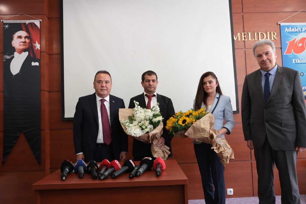 Böcek, mazbatasını aldı - Mega TV Baskan Bocek mazbatasini aldi 10 - Mega TV