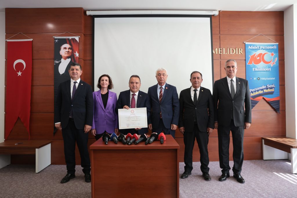 Böcek, mazbatasını aldı - Mega TV Baskan Bocek mazbatasini aldi 11 - Mega TV
