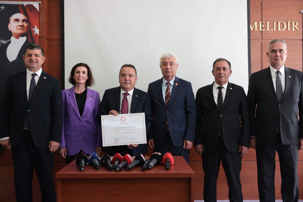 Böcek, mazbatasını aldı - Mega TV Baskan Bocek mazbatasini aldi 12 - Mega TV
