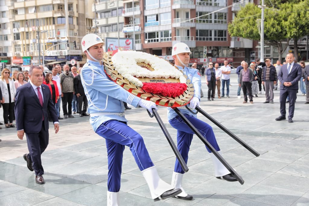 Böcek, mazbatasını aldı - Mega TV Baskan Bocek mazbatasini aldi 3 - Mega TV