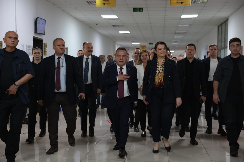 Böcek, mazbatasını aldı - Mega TV Baskan Bocek mazbatasini aldi 5 - Mega TV