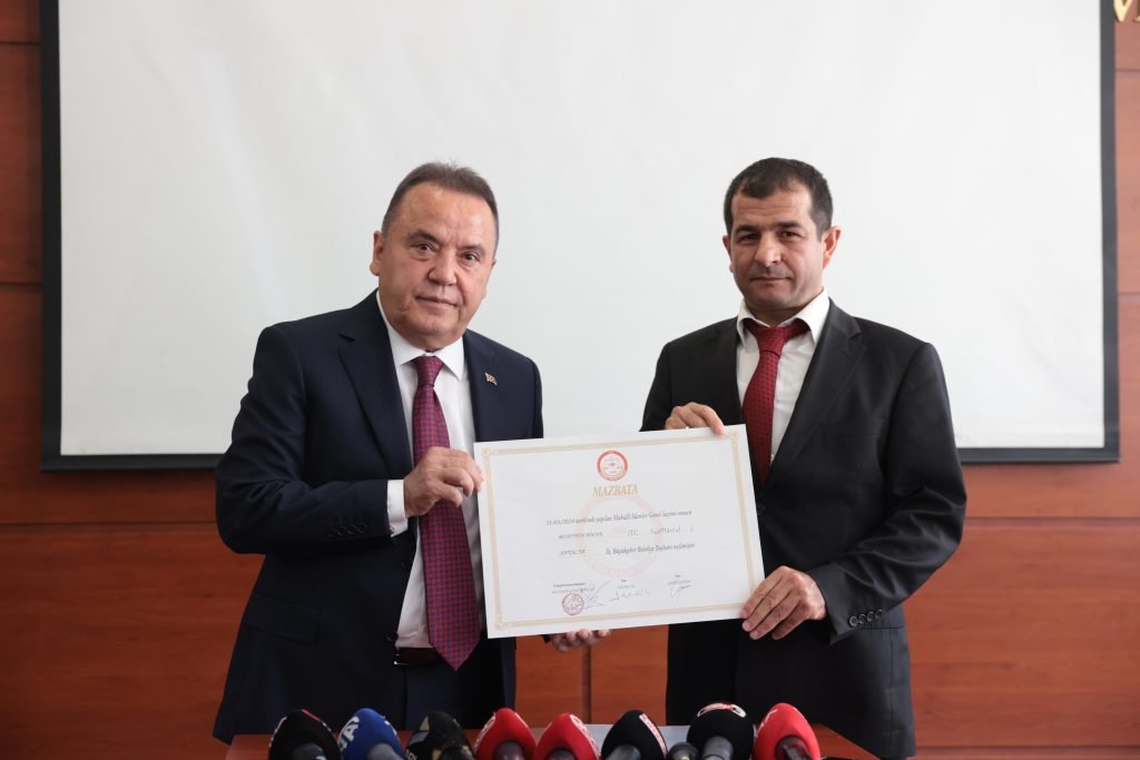 Böcek, mazbatasını aldı - Mega TV Baskan Bocek mazbatasini aldi 6 - Mega TV