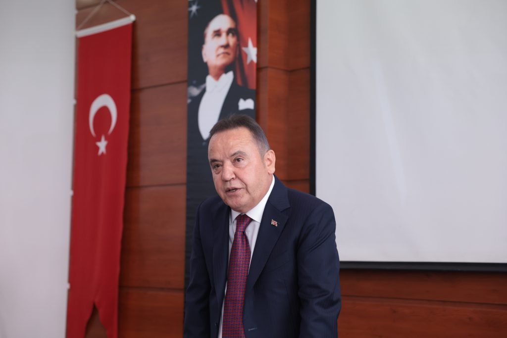 Böcek, mazbatasını aldı - Mega TV Baskan Bocek mazbatasini aldi 8 - Mega TV