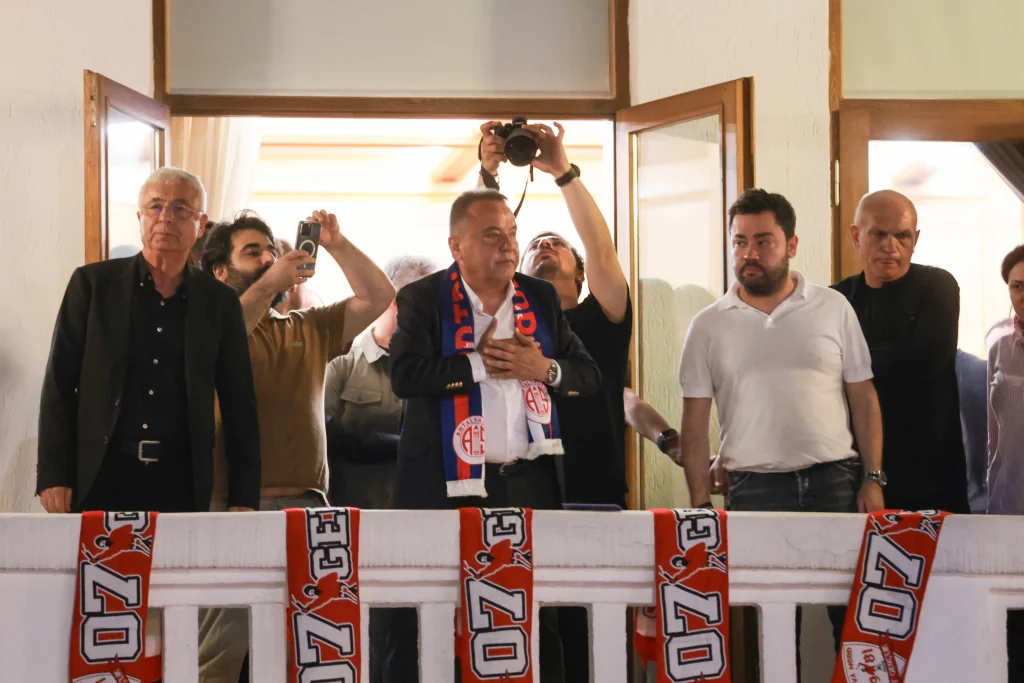 Başkan Böcek: “Hepinizin Başkanıyım” - Mega TV Baskan Muhittin Bocek kazandi 12 - Mega TV