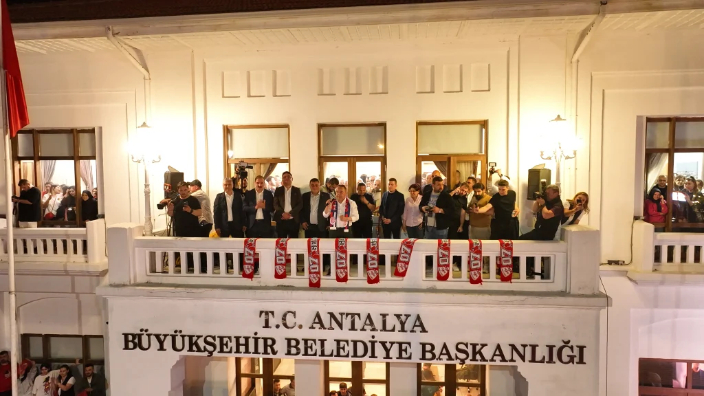 Başkan Böcek: “Hepinizin Başkanıyım” - Mega TV Baskan Muhittin Bocek kazandi 17 - Mega TV